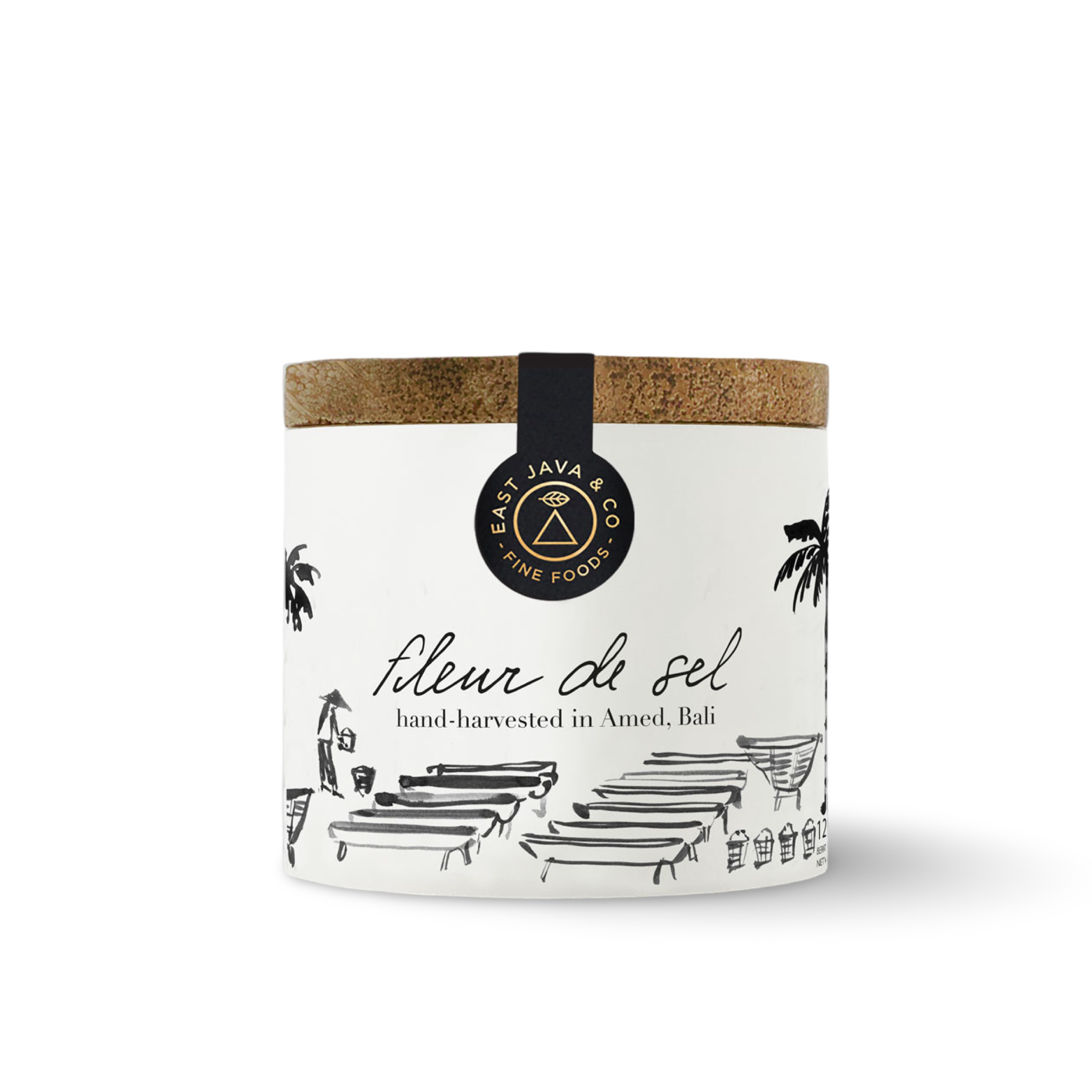 Verpackung: Zylindrische Verpackung aus weißem Material mit einem Holzdeckel.
Inhalt: Feines Meersalz (Fleur de Sel)
Aufdruck:
"East Java & Co Fine Foods" in einem goldenen Kreis auf dem Holzdeckel
"Fleur de Sel" in großen, schwarzen Buchstaben auf der Vorderseite
"hand-harvested in Amed, Bali" in kleineren schwarzen Buchstaben auf der Vorderseite
Schwarz-weiß Illustration von Salzfeldern und Palmen auf weißem Hintergrund
Gesamteindruck:
Natürlich und hochwertig:
