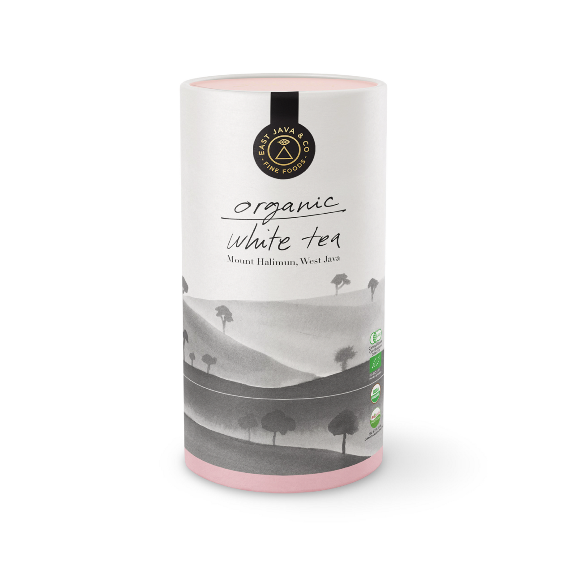 Verpackung: Zylindrische Verpackung aus Pappe in einem zarten Rosa Ton.
Aufdruck:
"East Java & Co Fine Foods" in einem goldenen Kreis
"Organic White Tea" in großen, schwarzen Buchstaben
"Mount Halimun, West Java" in kleineren schwarzen Buchstaben
Aquarell-artiges Bild eines Berges mit Bäumen
Diverse Zertifikate/Siegel (z.B. Bio-Siegel)
Gesamteindruck:
Natürlich und hochwertig: Die Kombination aus dem zarten Rosa, dem Aquarellbild und den goldenen Elementen vermittelt einen natürlichen  Eindruck.