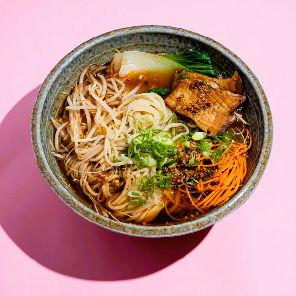 Schüssel  mit Ramennudelsuppe verfeinert mit Lemon Shoyu Tare von J.Kinski