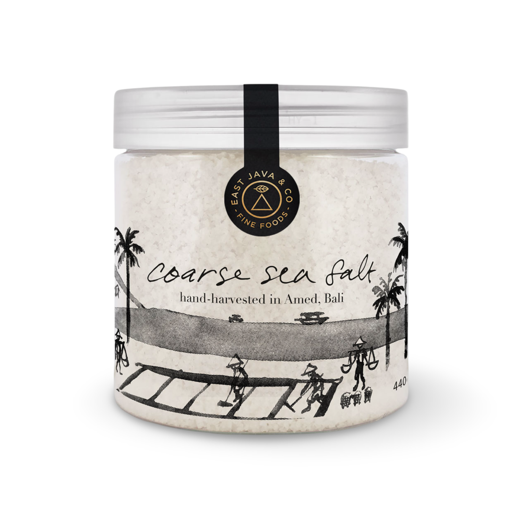 Verpackung: Zylindrische Verpackung aus durchsichtigem Kunststoff mit einem hellen Deckel.
Inhalt: Grobes Meersalz in weißer Farbe
Aufdruck:
"East Java & Co Fine Foods" in einem goldenen Kreis
"Coarse Sea Salt" in großen, schwarzen Buchstaben
"hand-harvested in Amed, Bali" in kleineren schwarzen Buchstaben
Schwarz gedruckte Illustration von Salzfeldern und Menschen, die Salz ernten auf weißem Hintergrund