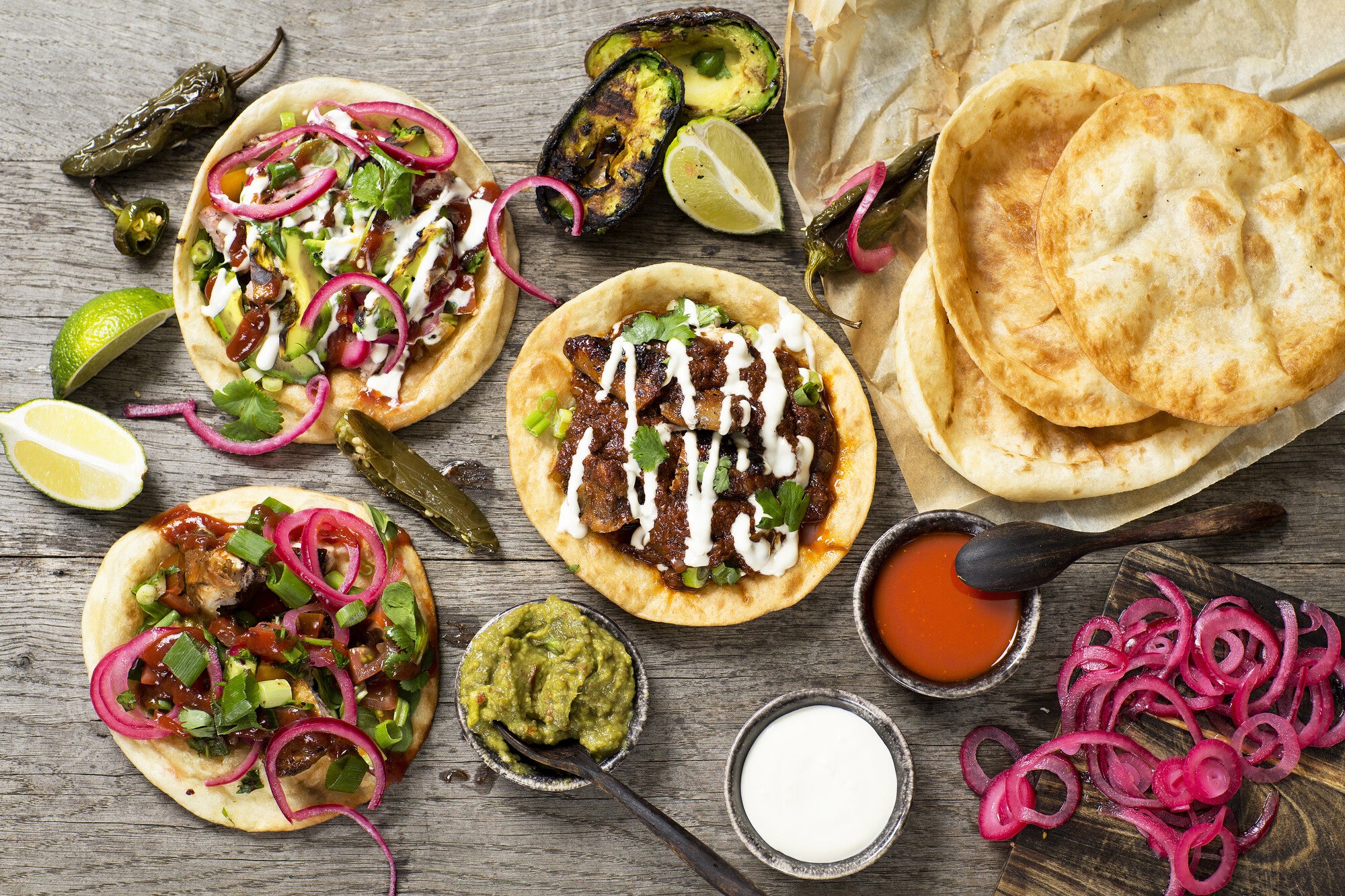 Mexikanische Tacos mit Gemüse, Salsa und Dips, verfeinert mit Epic Spice Lemon Harissa Gewürz