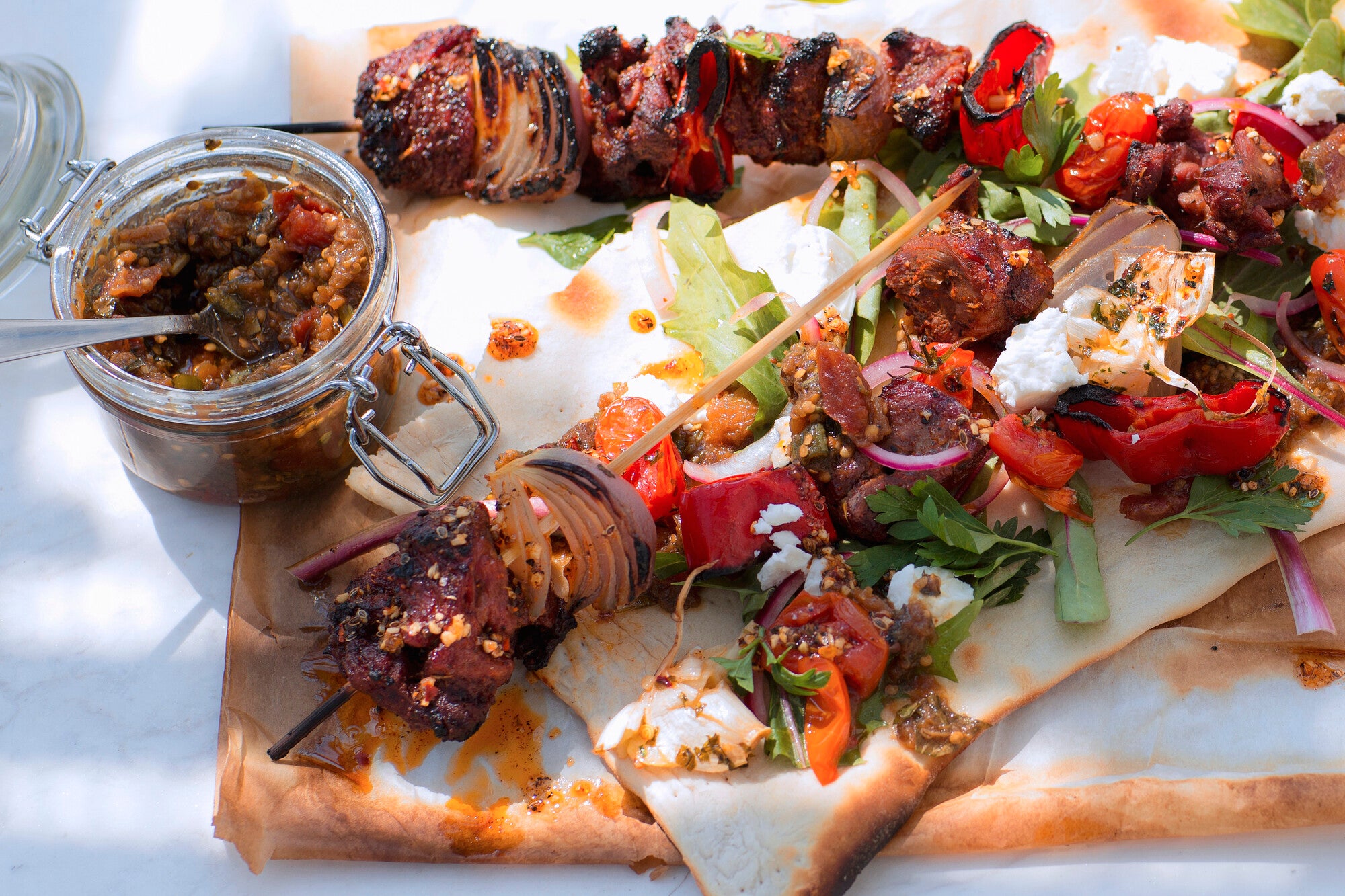 Sommerliche Grillspieße mit Gemüse, Fleisch und Epic Spice Lemon Harissa Gewürz auf Fladenbrot