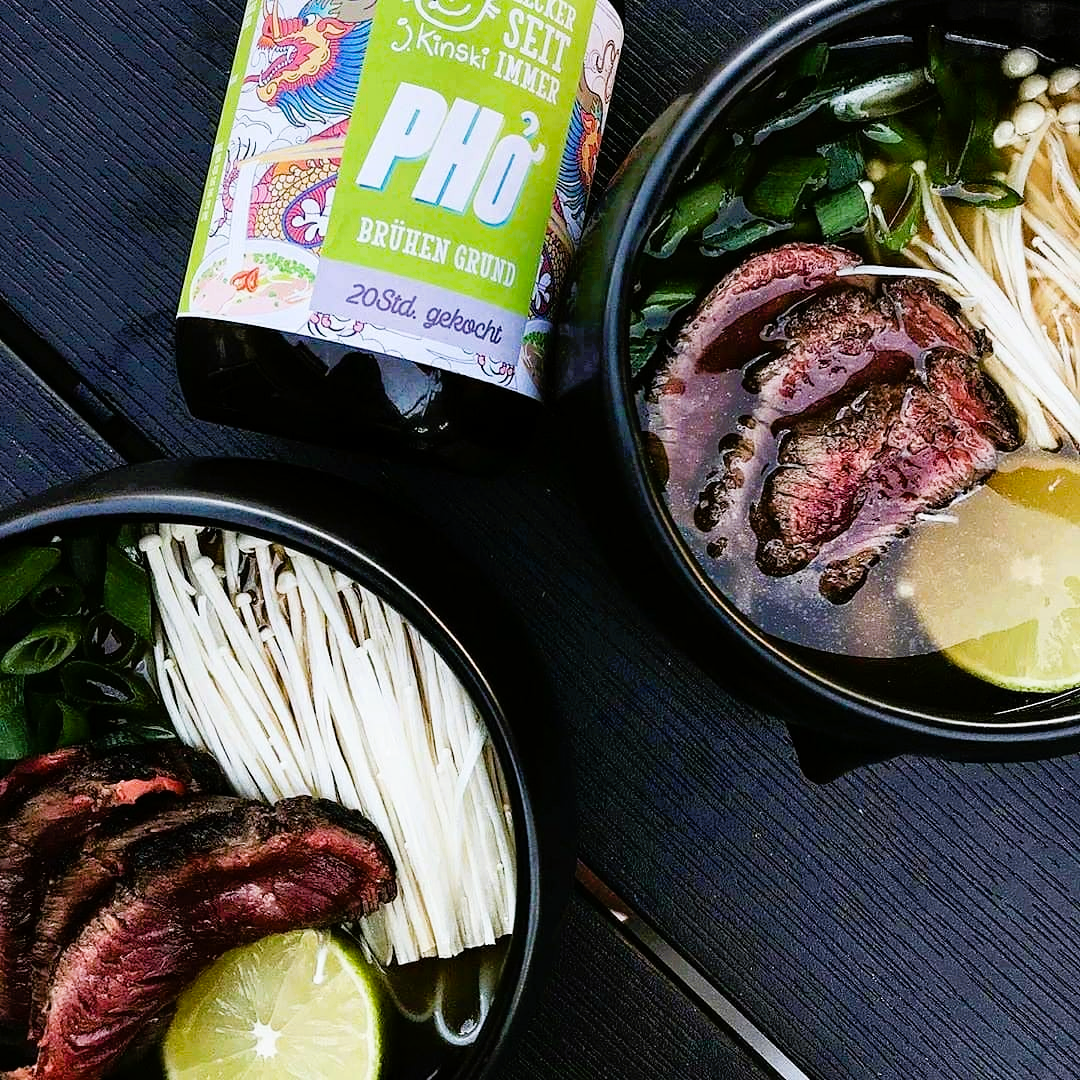 Pho Suppe mit Rindfleisch, Enoki-Pilzen und Limette, zubereitet mit J.Kinski Pho Brühen Grund