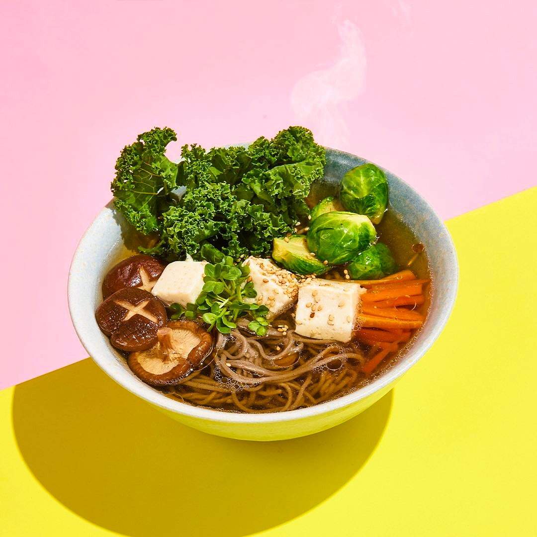 Ramensuppe mit Gemüse, Pilzen und Tofu und Bio Soba Nudeln  Hakubaku