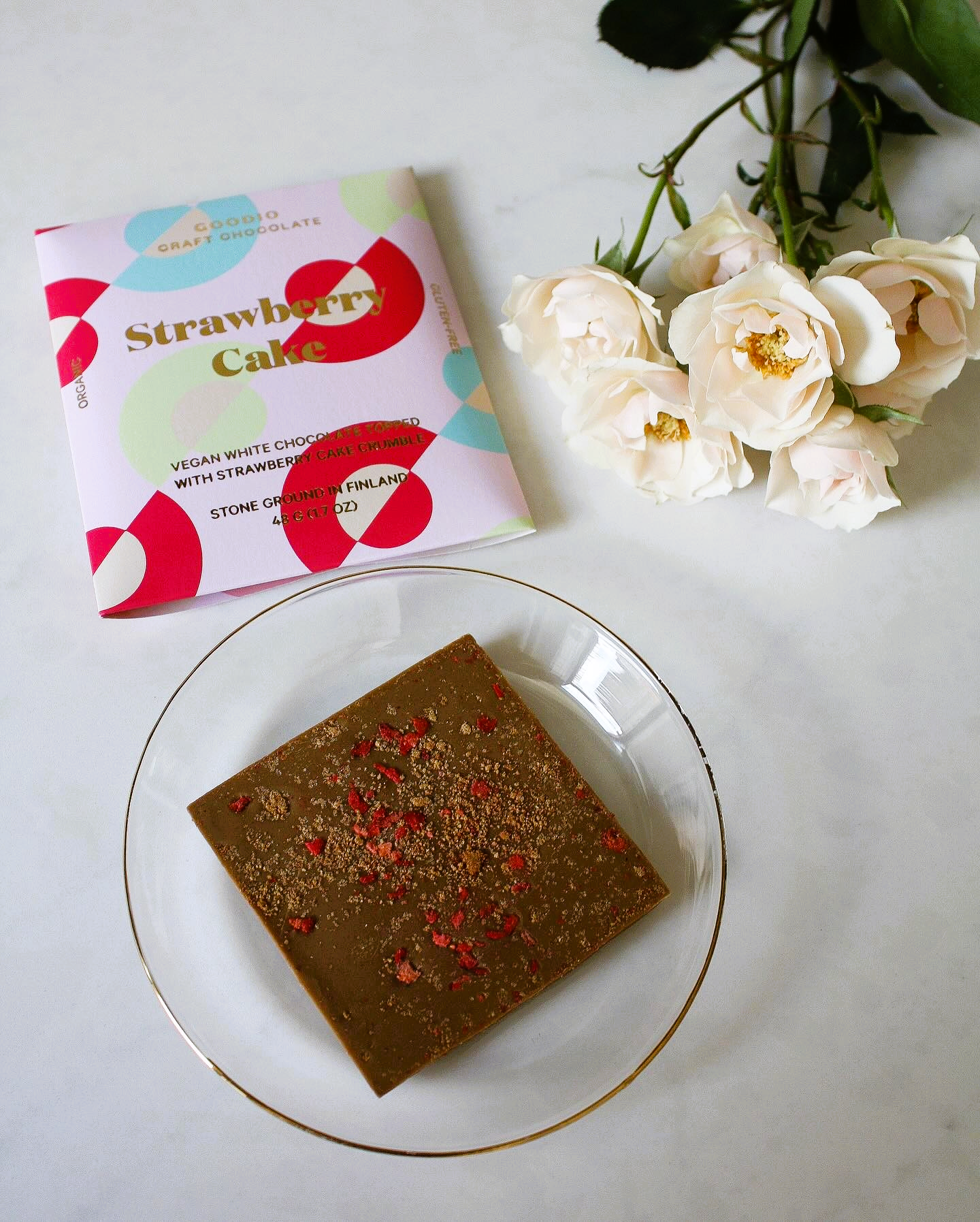 Strawberry Cake 20% - Handmade Vegan Organic Chocolate - Goodio Chocolate Finland - 48g