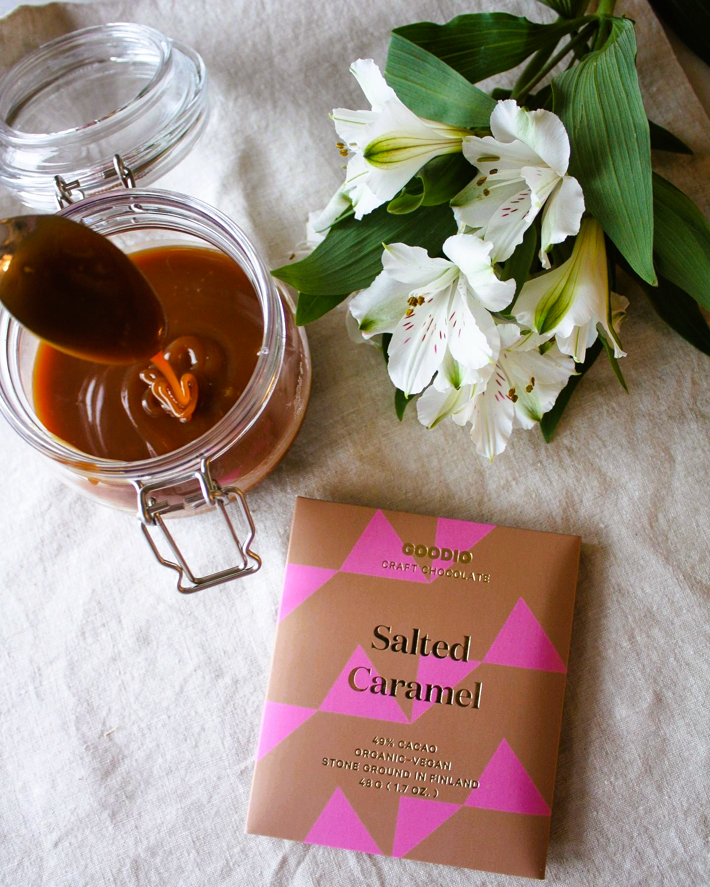 Salted Caramel 49% - Handgemachte Vegane Bio Schokolade - Goodio Chocolate Finnland - 48g
