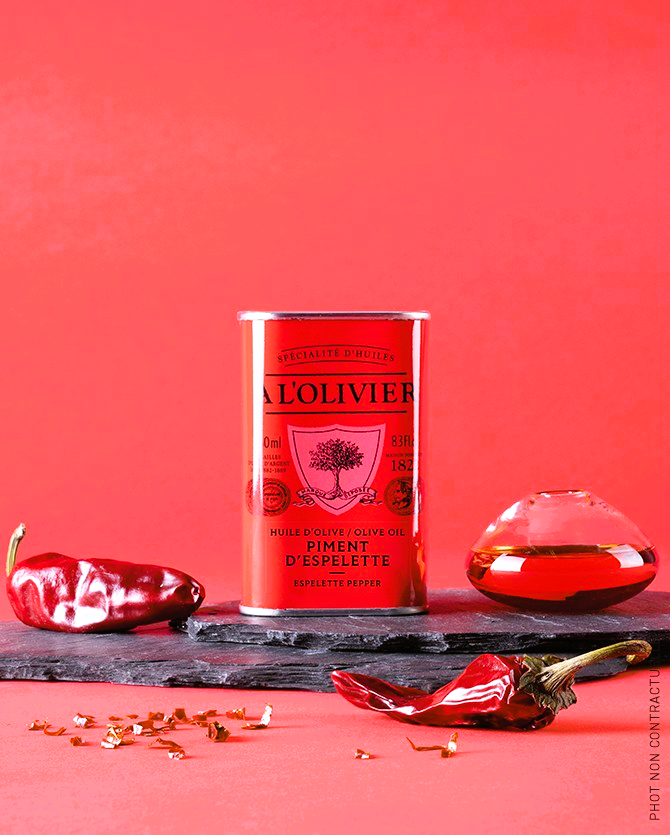 Olivenöl von A l'Olivier in roter Metalldose auf rotem Hintergrund m