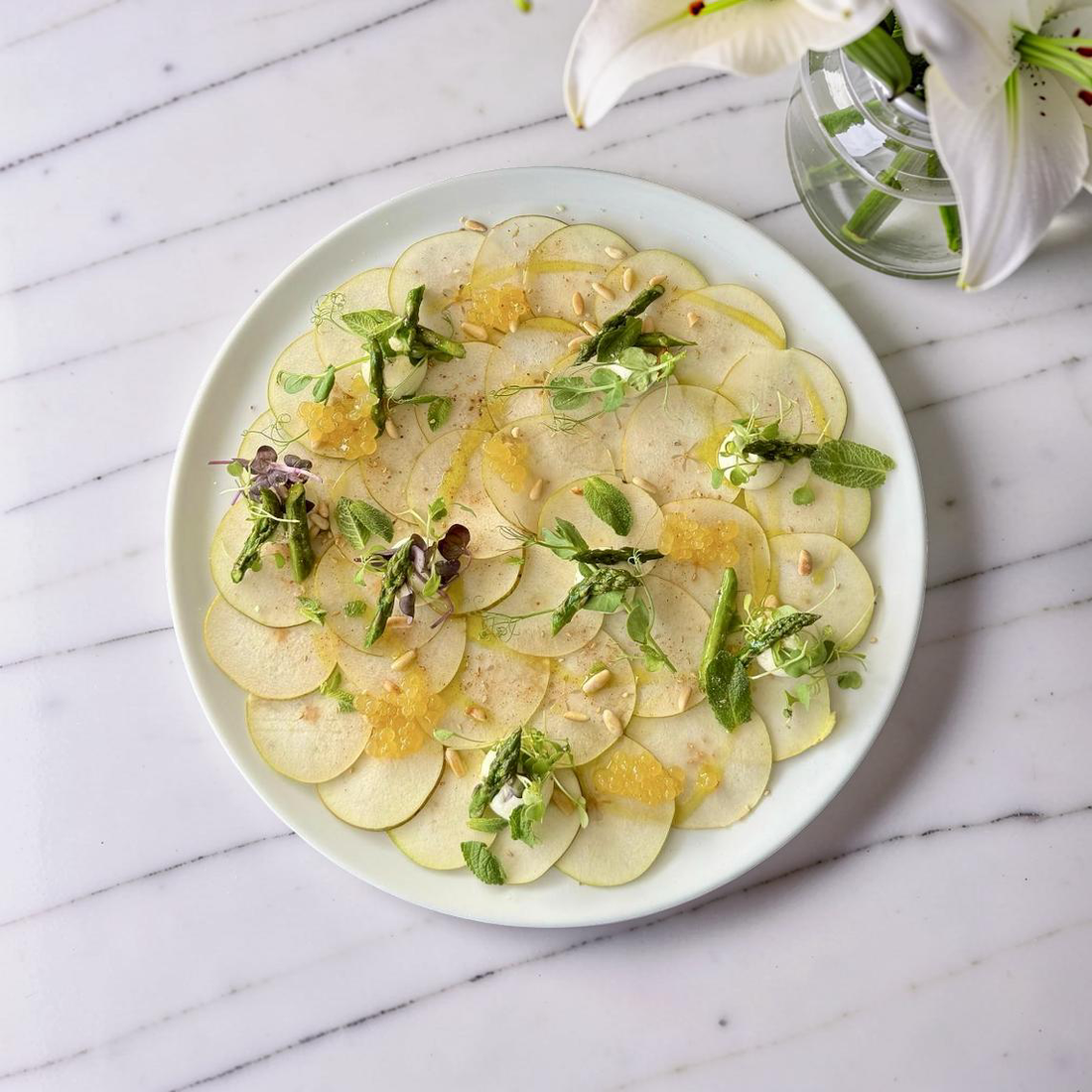 Frühlingscarpaccio mit Birne Spargel und Feta