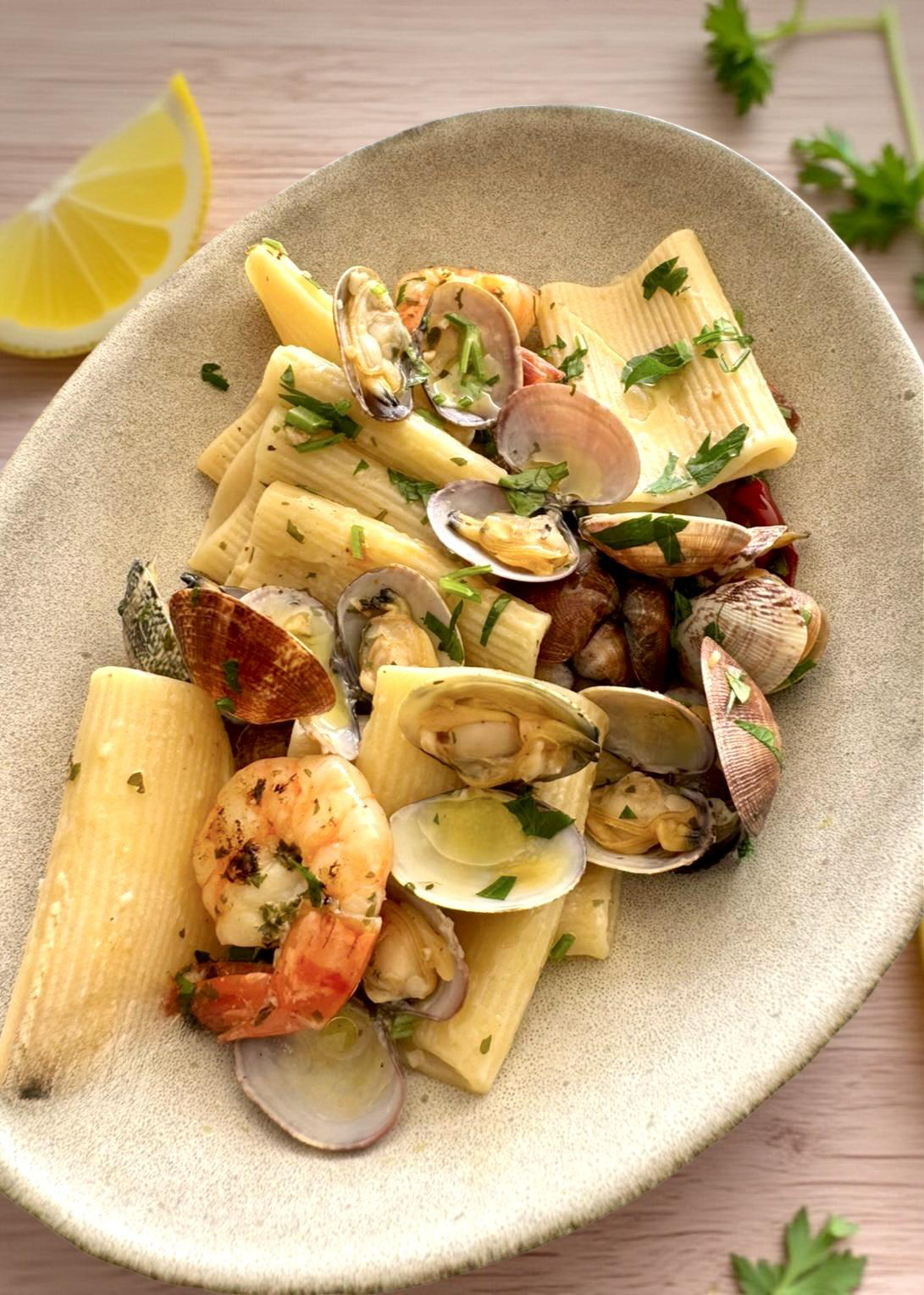 Paccheri von Gentile mit Vongole und Black Tiger Shrimps 