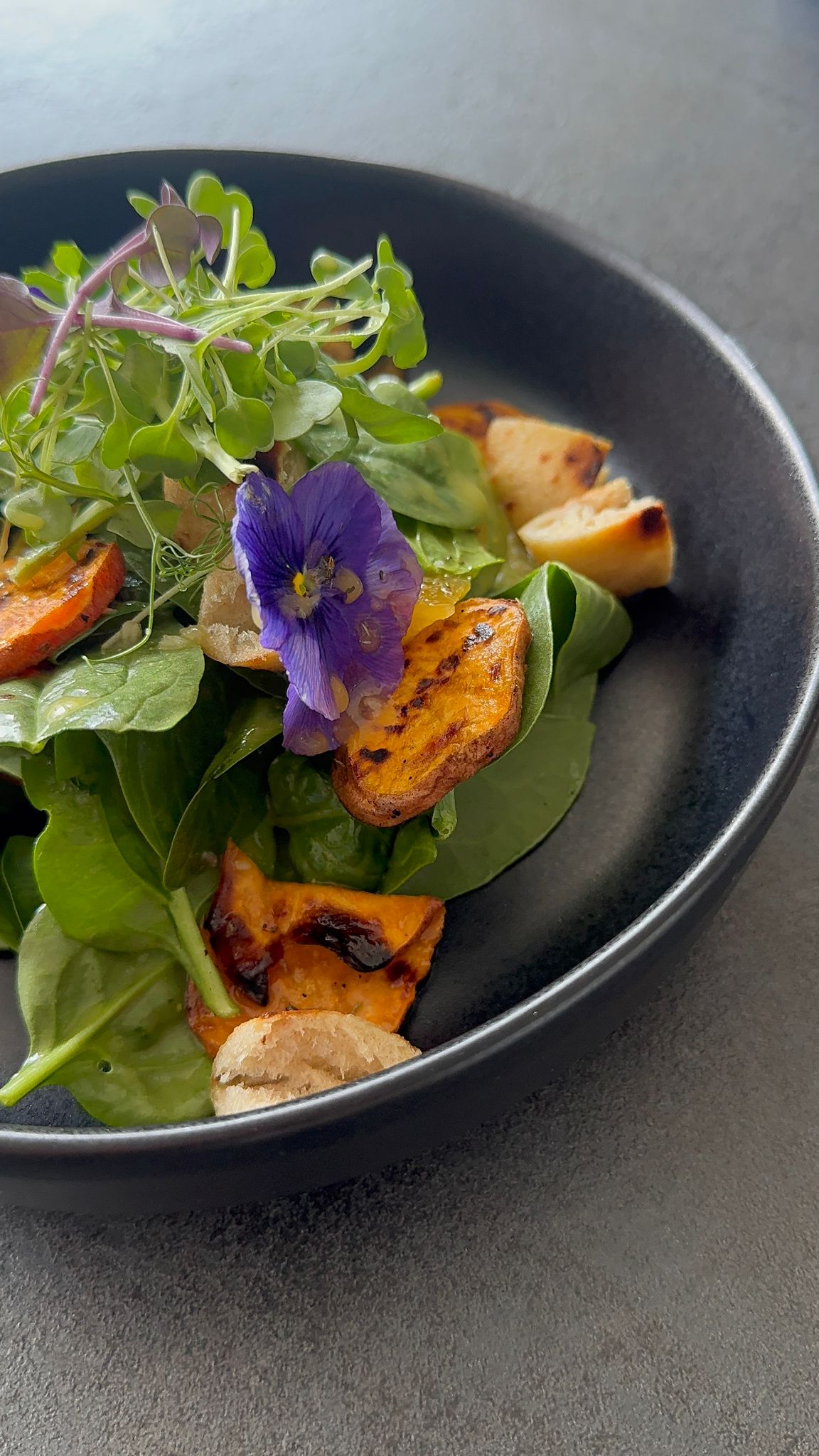 Sommer auf dem Teller: Grillierter Süßkartoffel-Salat mit Crunch & Zitrus-Dressing