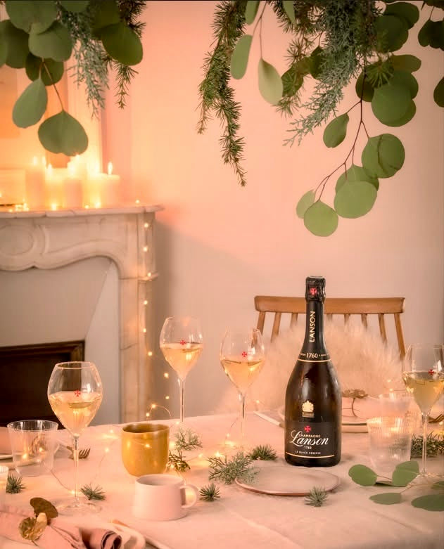 Festlicher Aperotisch mit Champagner