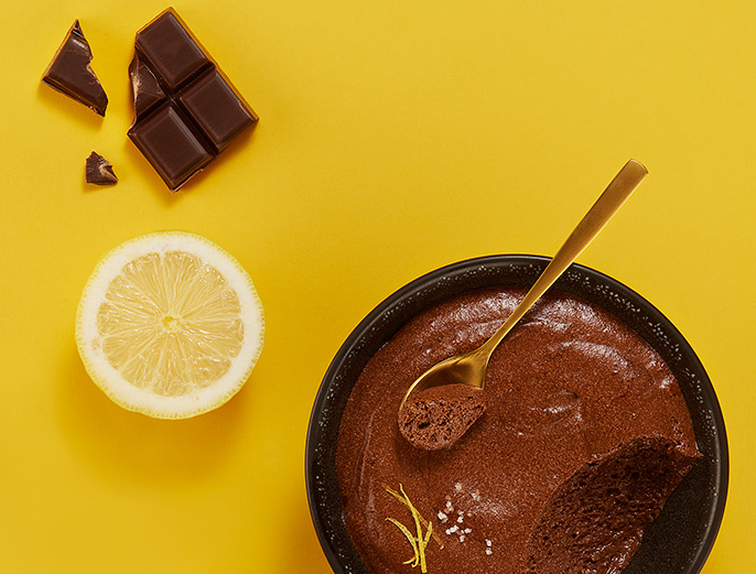 MOUSSE AU CHOCOLAT MIT FEINEM MEERSALZ UND AROMATISCHEM ZITRONENÖL VON A L'OLIVIER