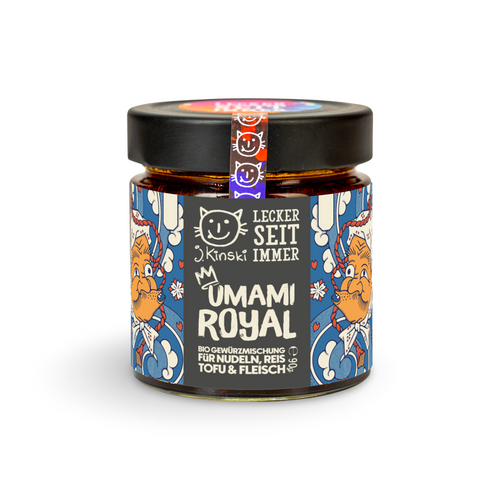 Ein Katzenkopf mit einer Krone, der den Namen "J.Kinski" trägt. 
•  Der Schriftzug "Umami Royal" in großen, auffälligen Buchstaben. 
•  Die Angabe "Bio Gewürzmischung". 
•  Eine Illustration eines alten Mannes mit einem langen Bart. 
•  Verschiedene Blumenmuster. 
•  Der Hinweis "Für Nudeln, Reis, Tofu & Fleisch".
•  Dominierend sind Blau- und Rottöne. 
•  Das Etikett wirkt verspielt und handgemacht.
Das Produkt wirkt hochwertig und handwerklich hergestellt. 