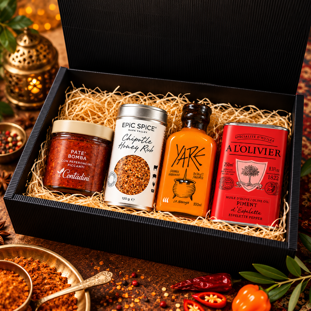 Geöffnete Great-Taste-Genussbox Spicy Lovers mit Habanero-Sauce, Chipotle Honey Rub, Pâté Bomba und Piment-d’Espelette-Olivenöl