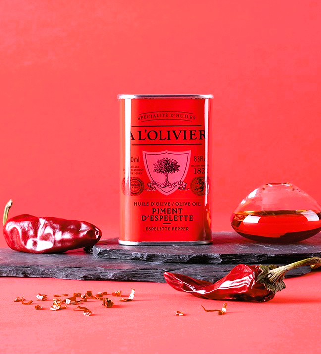 Olivenöl von A l'Olivier in roter Metalldose auf rotem Hintergrund m